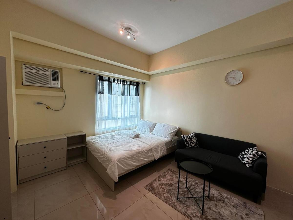 Modern Condo Living In Makati Манила Екстериор снимка