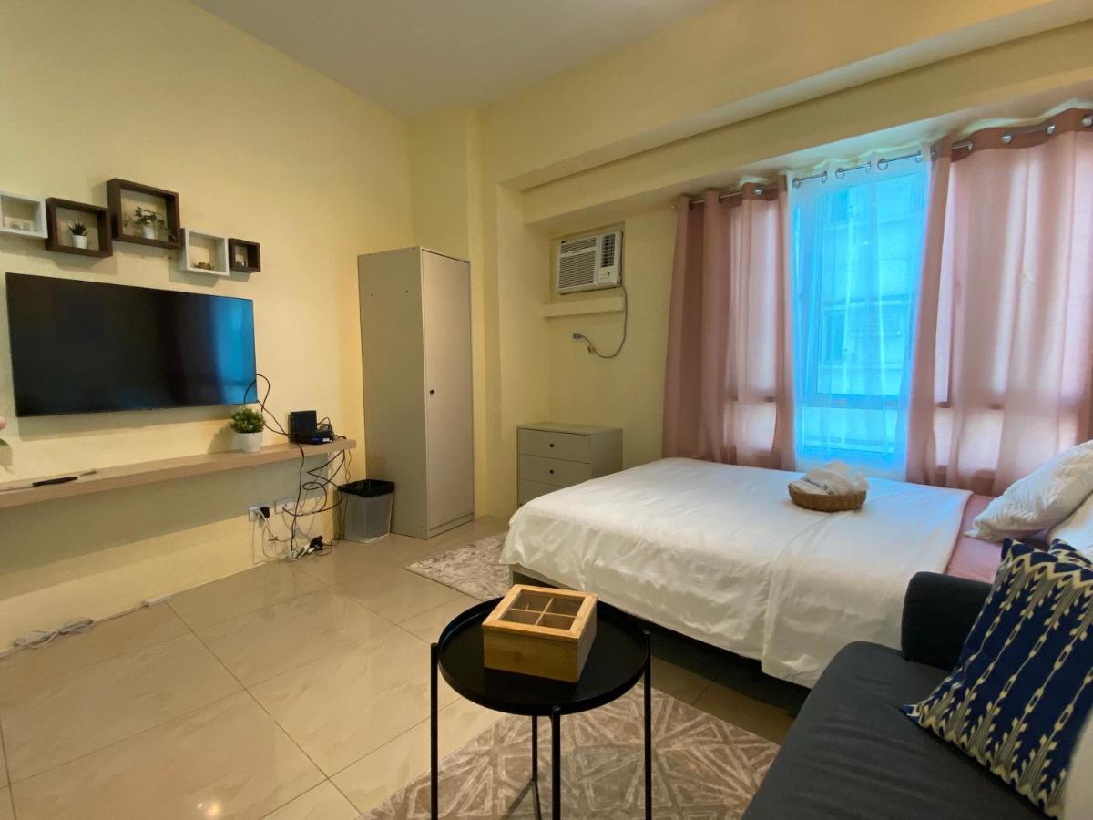 Modern Condo Living In Makati Манила Екстериор снимка