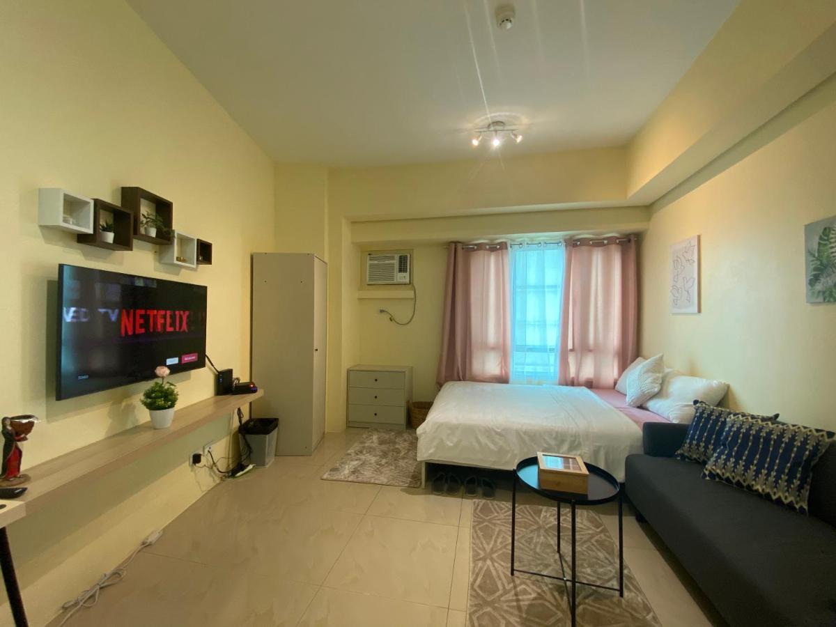 Modern Condo Living In Makati Манила Екстериор снимка