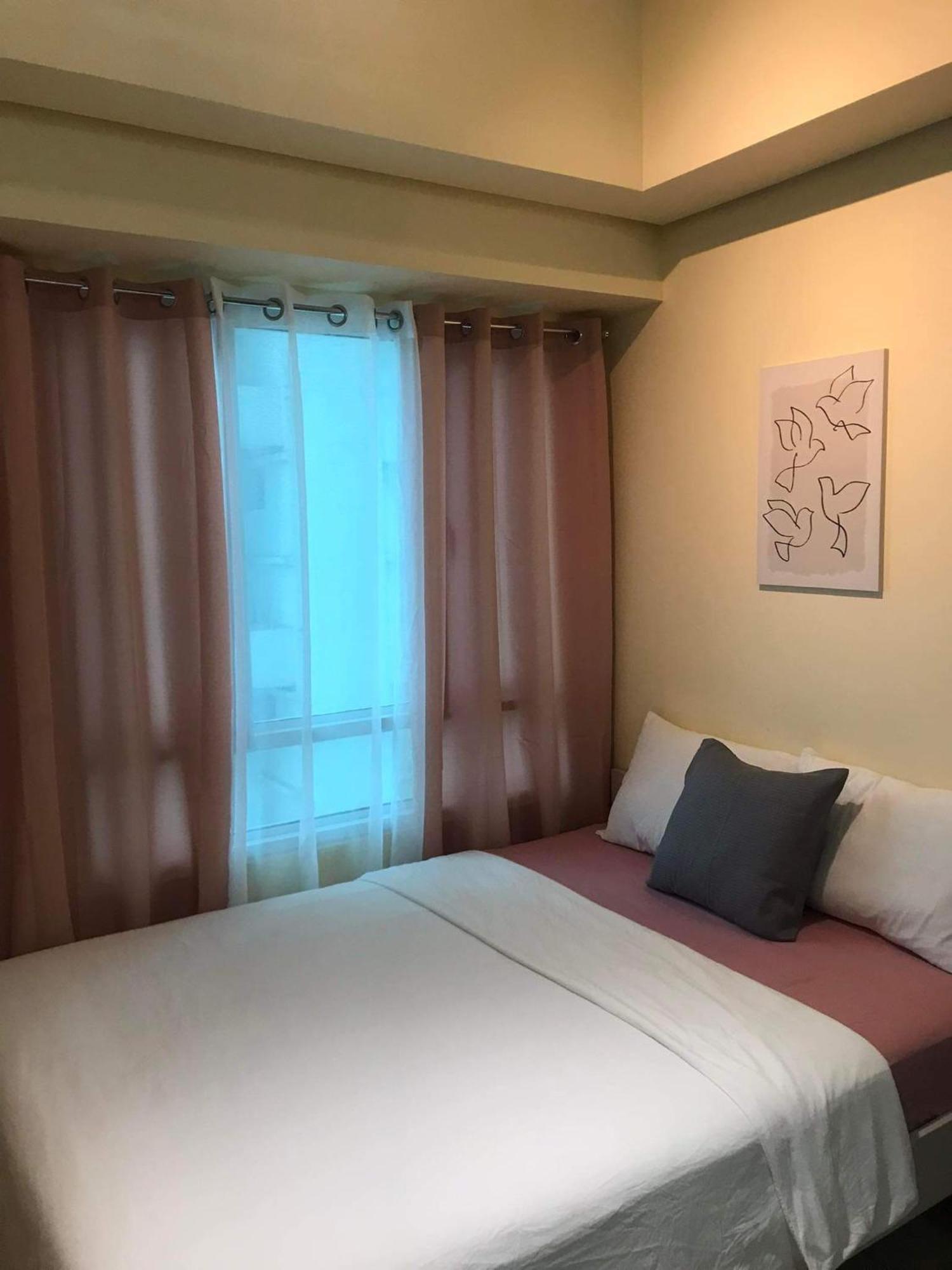 Modern Condo Living In Makati Манила Екстериор снимка
