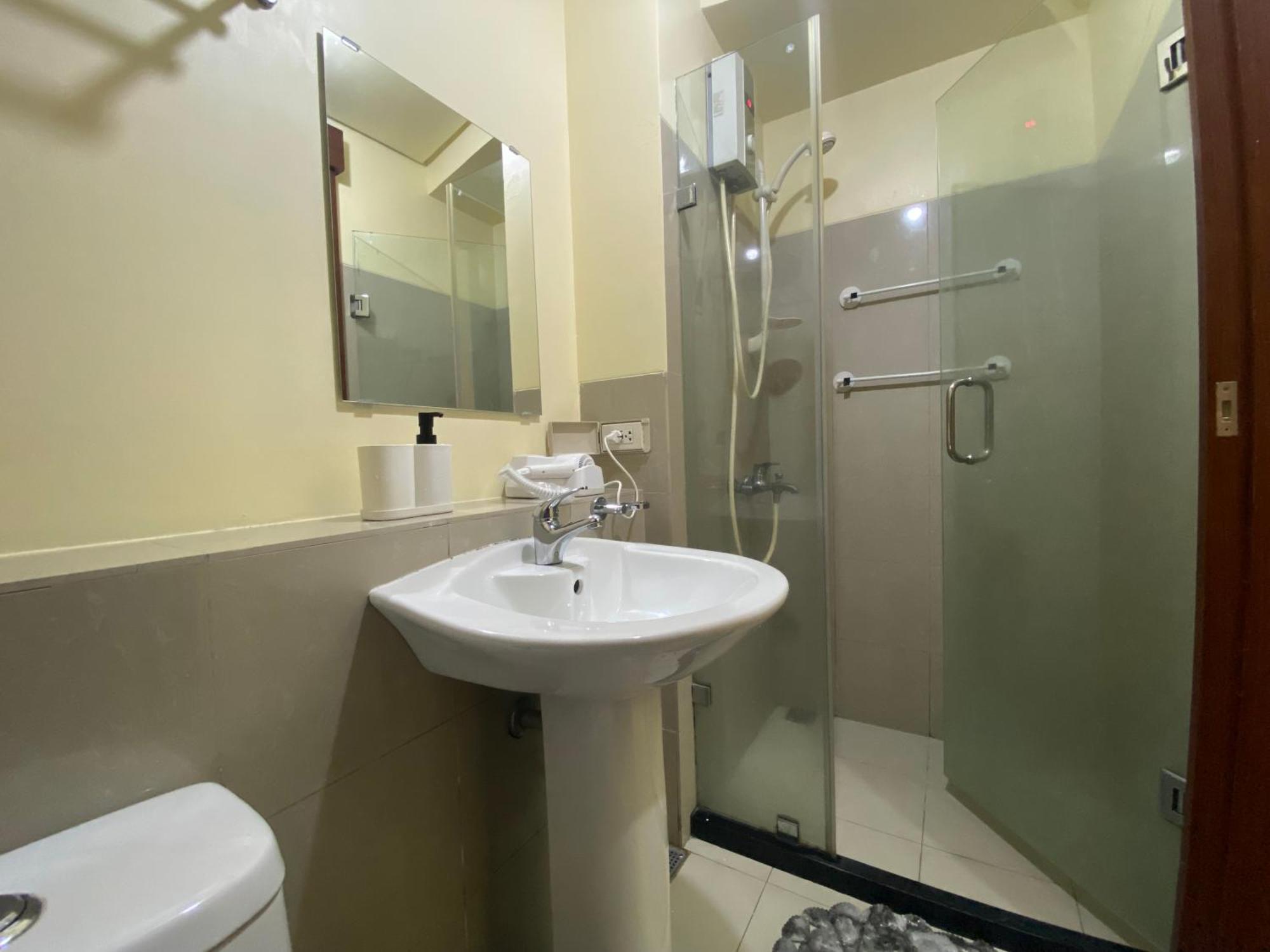 Modern Condo Living In Makati Манила Екстериор снимка